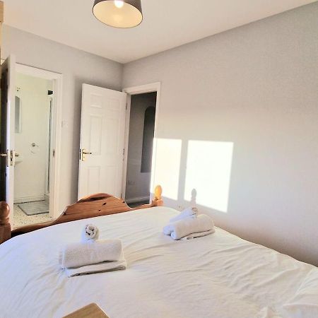 Cosy 3 Bedroom All Ensuites Голуей Екстериор снимка