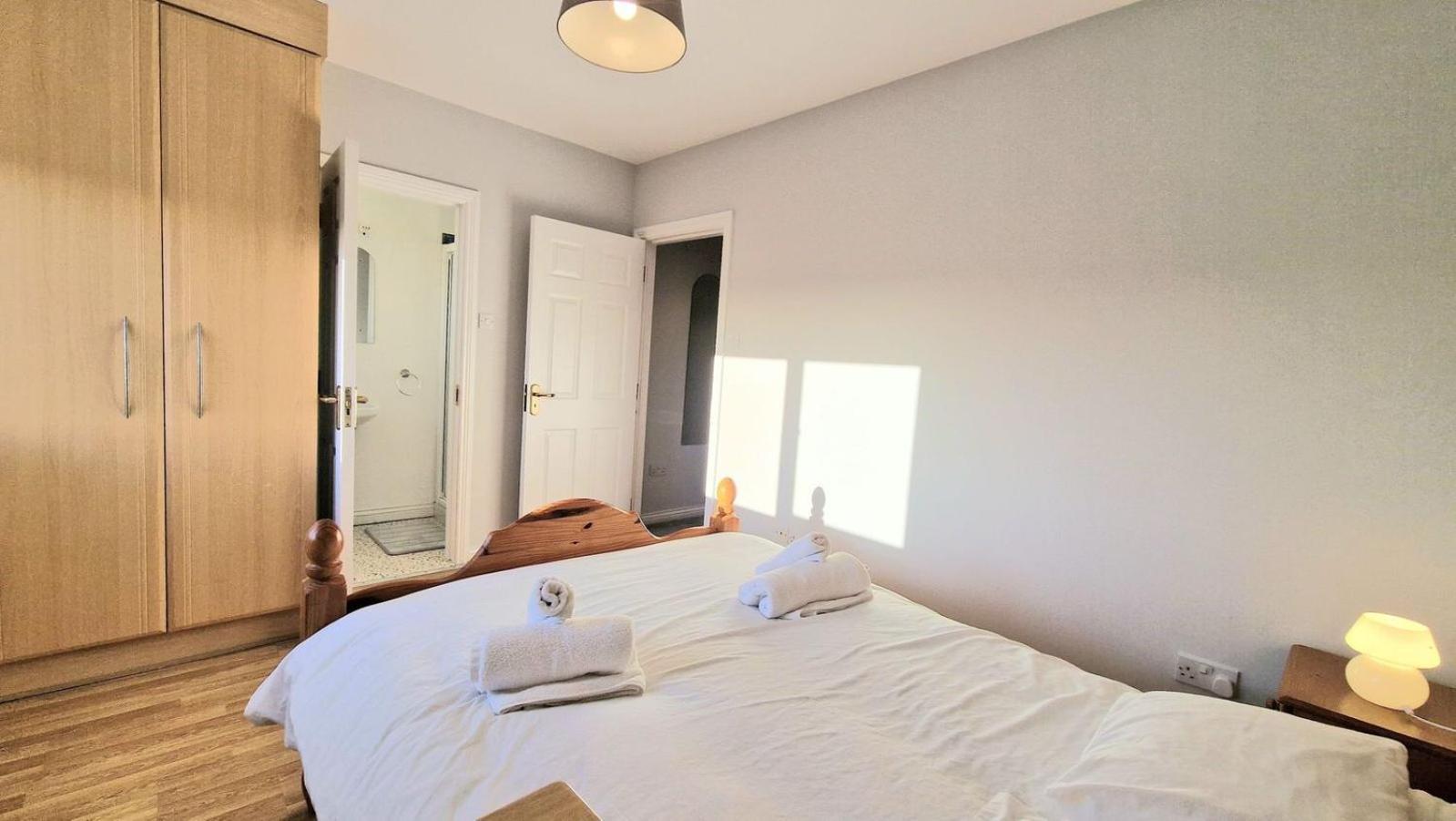 Cosy 3 Bedroom All Ensuites Голуей Екстериор снимка