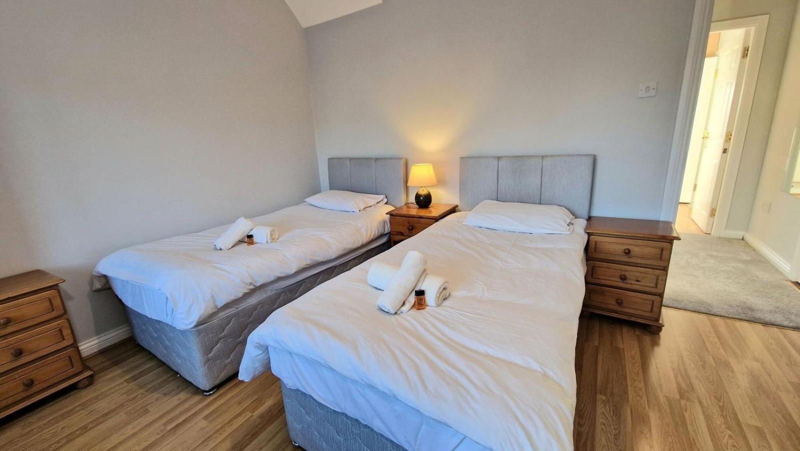 Cosy 3 Bedroom All Ensuites Голуей Екстериор снимка