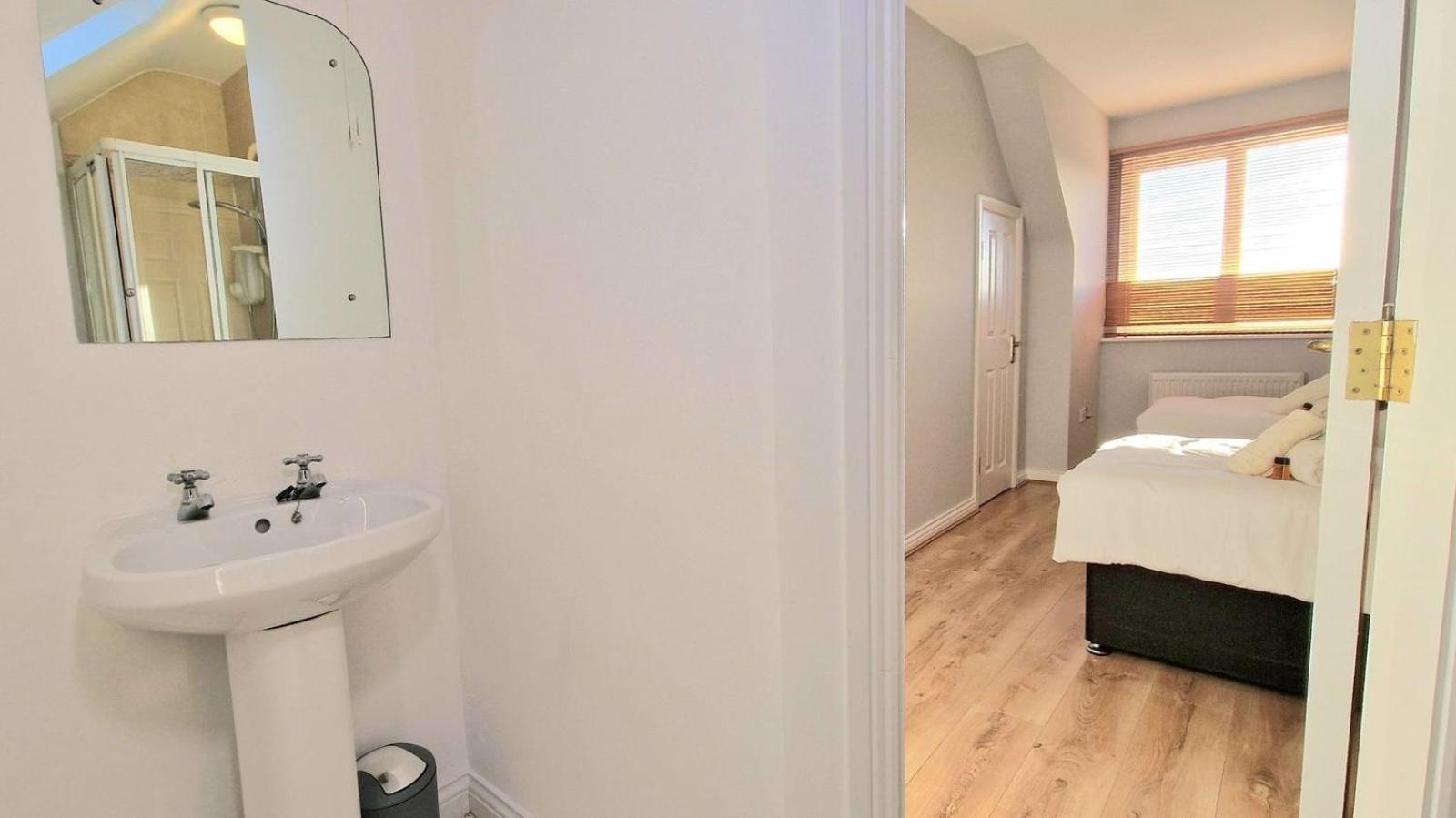 Cosy 3 Bedroom All Ensuites Голуей Екстериор снимка