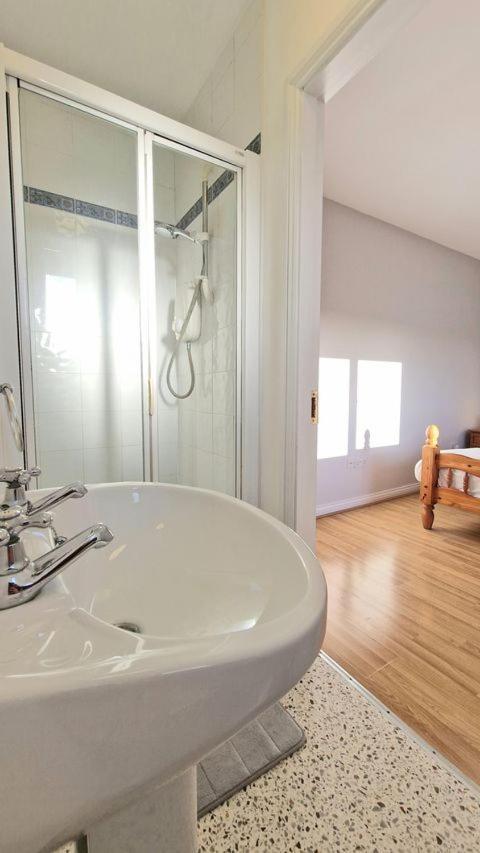 Cosy 3 Bedroom All Ensuites Голуей Екстериор снимка
