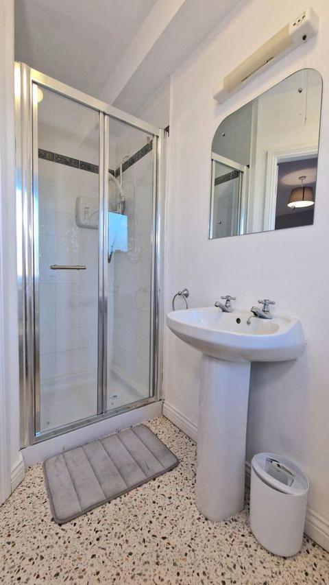 Cosy 3 Bedroom All Ensuites Голуей Екстериор снимка