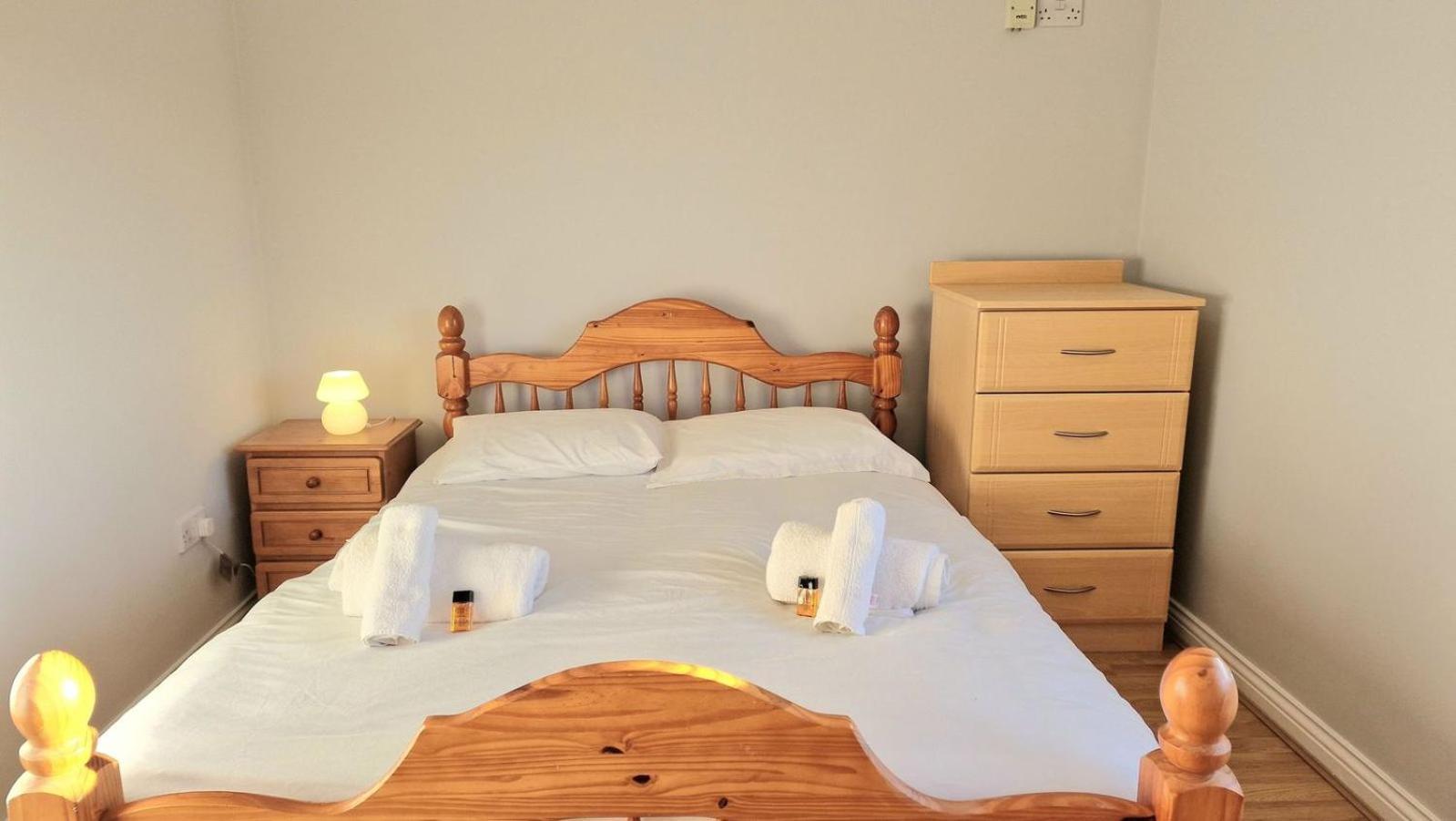 Cosy 3 Bedroom All Ensuites Голуей Екстериор снимка