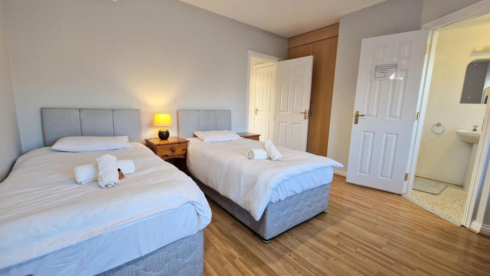 Cosy 3 Bedroom All Ensuites Голуей Екстериор снимка